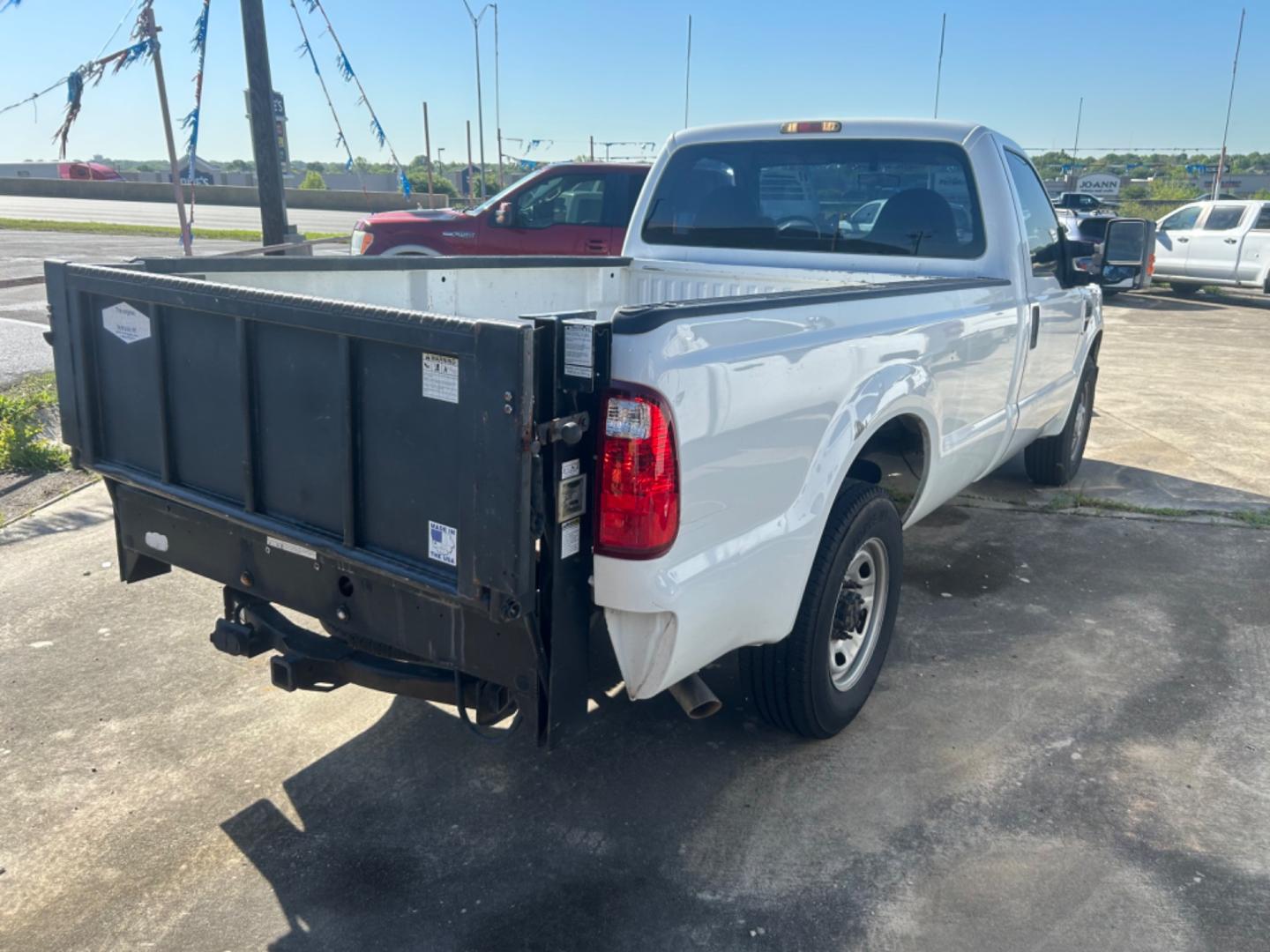 2010 White Ford F-250 SD XL 2WD (1FTNF2A56AE) with an 5.4L V8 SOHC 16V engine, located at 1687 Business 35 S, New Braunfels, TX, 78130, (830) 625-7159, 29.655487, -98.051491 - Photo#4